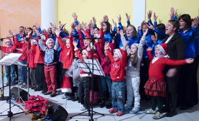 Il Coro Ramirico con i bimbi a Poggiana