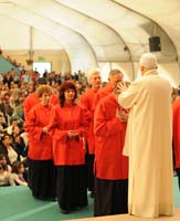 Swami Roberto benedice i monaci Ramia e tutti i presenti - 9 aprile 2009