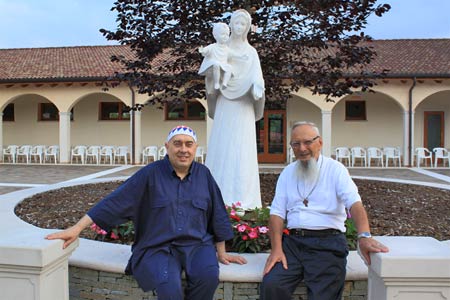 Padre Fulgenzio con Swami Roberto nel chiostro del monastero di Anima Universale