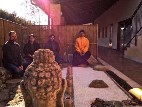 Monaci Ramia nel Giardino della Meditazione, nell'ashram di Anima Universale