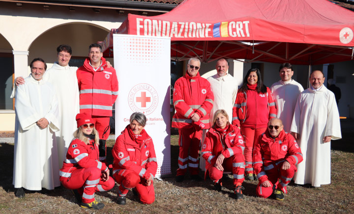 Volontari Croce Rossa con monaci Ramia