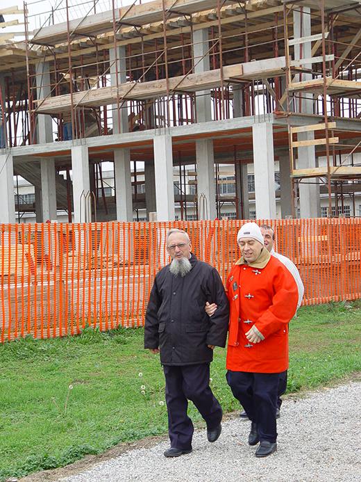 Padre Fulgenzio Cortesi visita il cantiere