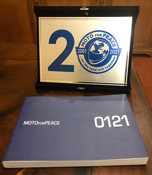 Libro e targa di MotoForPeace