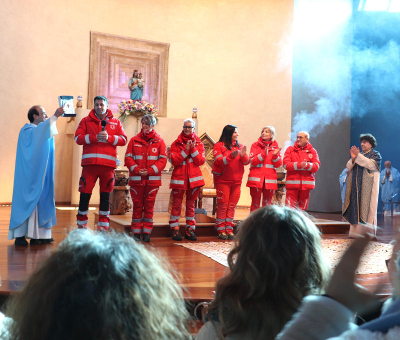 Il Presidente della Croce Rossa di Leini insieme ai volontari nella Chiesa Anima Universale